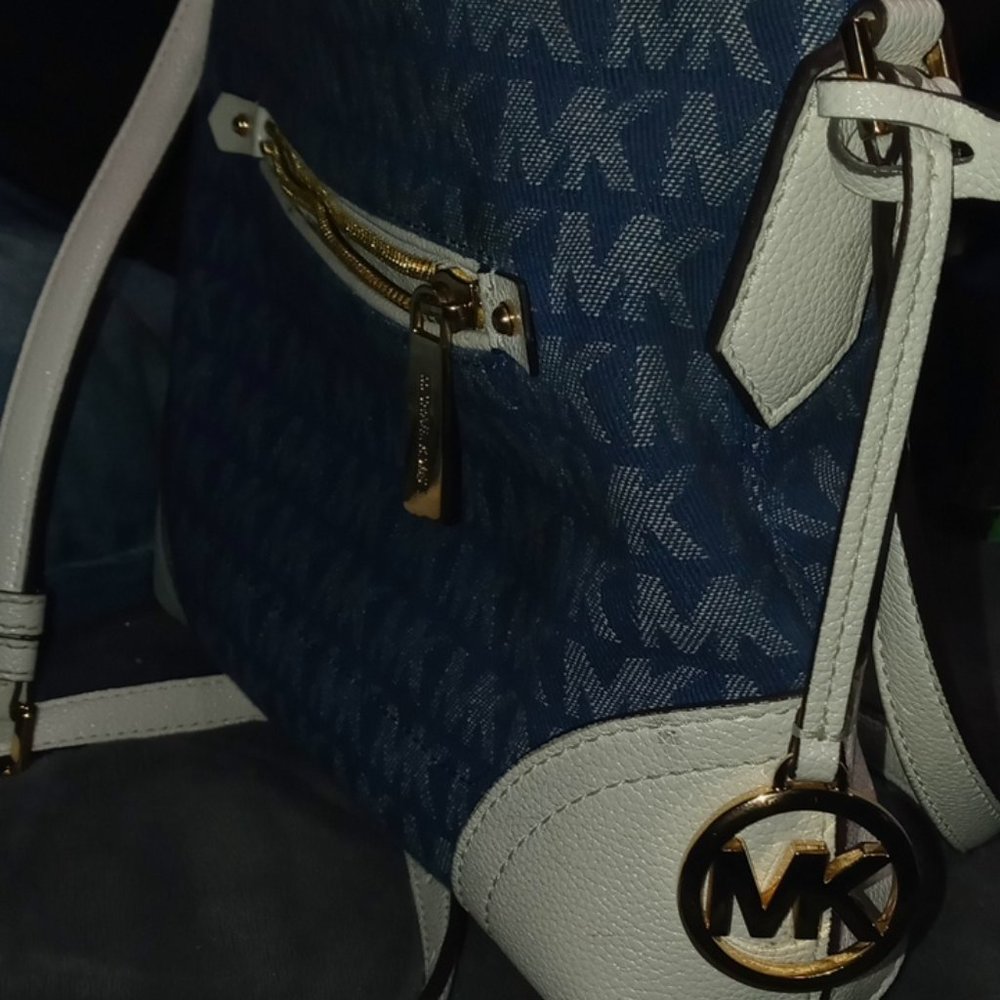 Micheal Kors Blue/White crossbody purse - Picture 3 of 4